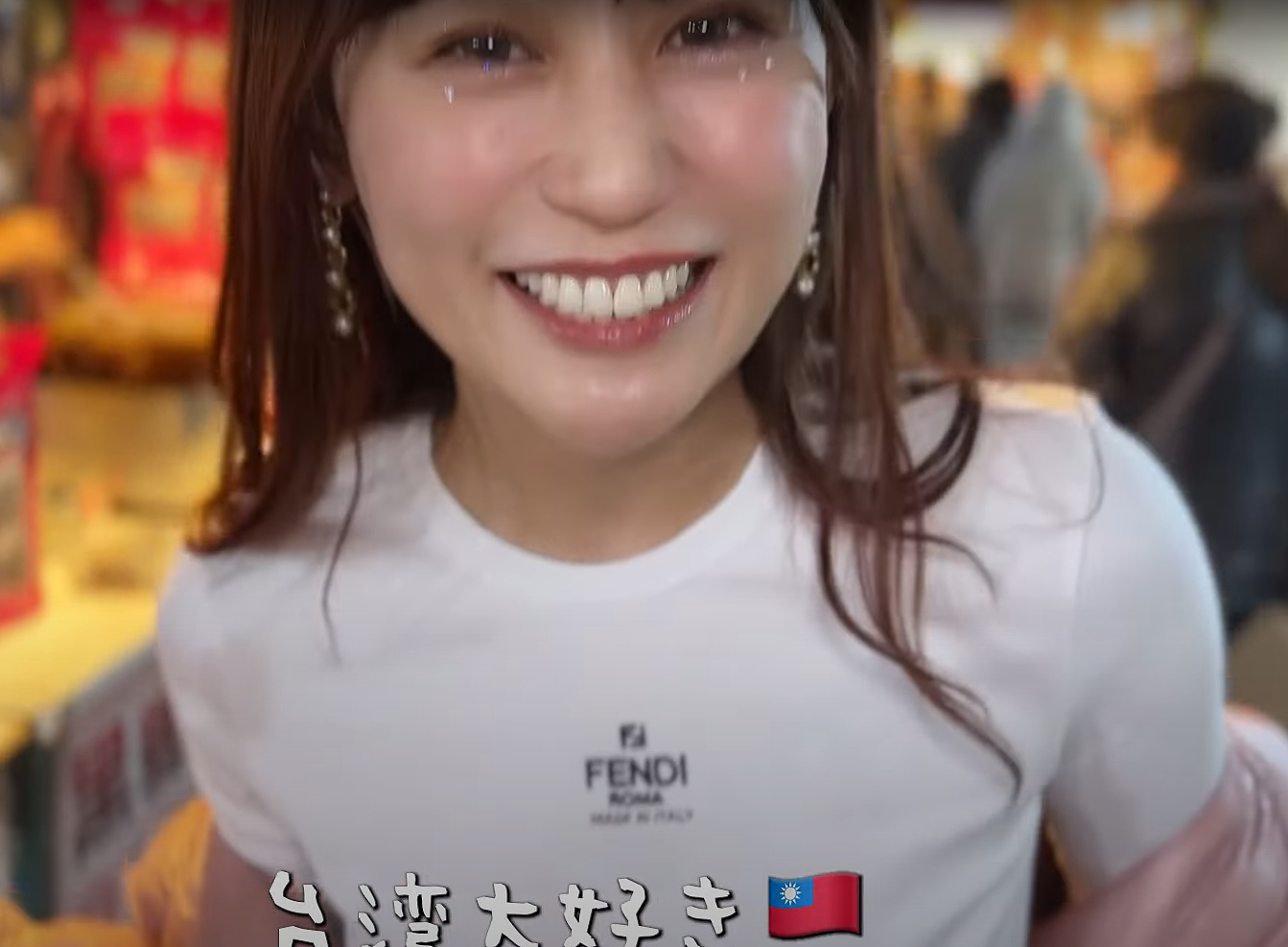 日本网红妹子不穿胸罩逛台湾夜市，凸点明显！还与肉感Coser合照（组图） - 4