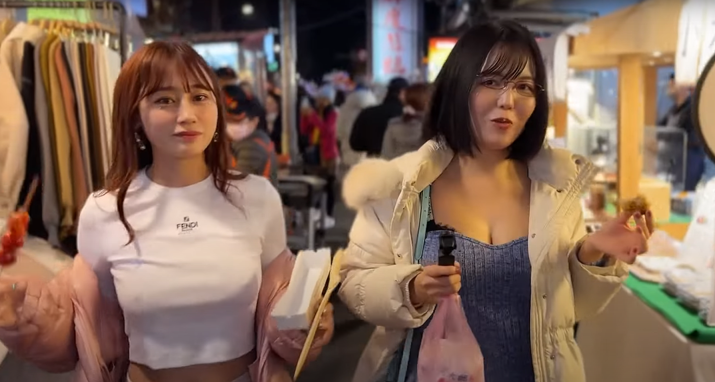 日本网红妹子不穿胸罩逛台湾夜市，凸点明显！还与肉感Coser合照（组图） - 5