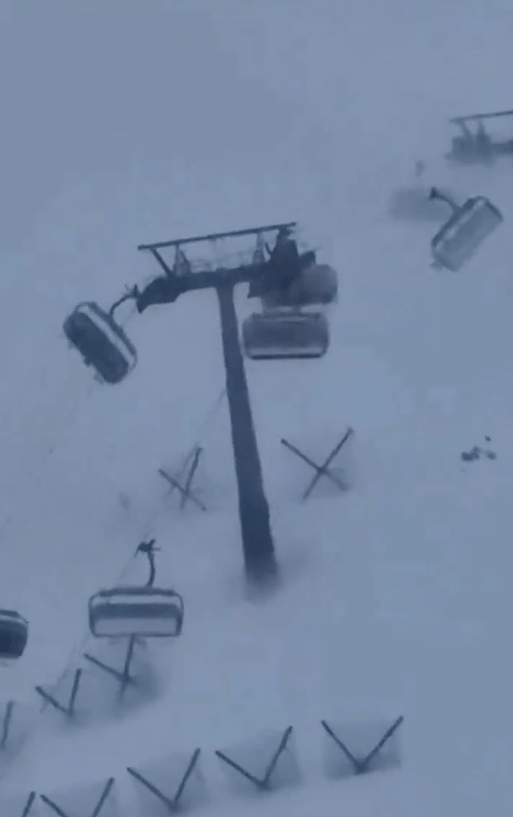 滑雪缆车恐怖经历！9米高空遭狂风拋荡如海盗船 ，游客跌出缆车画面疯传（组图） - 5