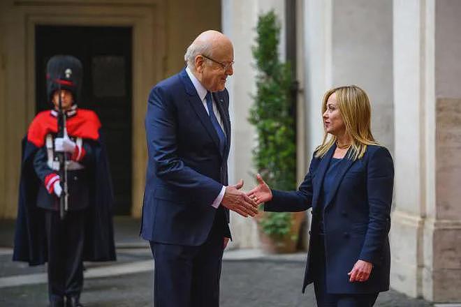黎巴嫩总理迎接意大利女总理，亲完抱完发现认错人了（组图） - 1