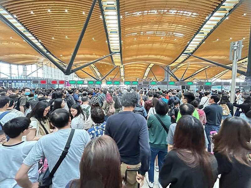 香港人大规模北上挤爆口岸，香港专家及网友慌了（组图） - 7