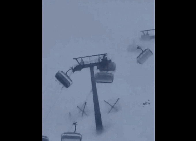 滑雪缆车恐怖经历！9米高空遭狂风拋荡如海盗船 ，游客跌出缆车画面疯传（组图） - 1