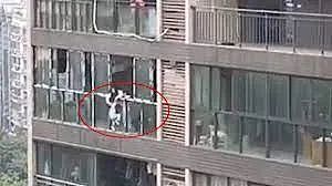 3岁小孩被亲妈从22楼扔下，现场视频不忍直视！真相究竟是什么呢...？？（组图） - 8