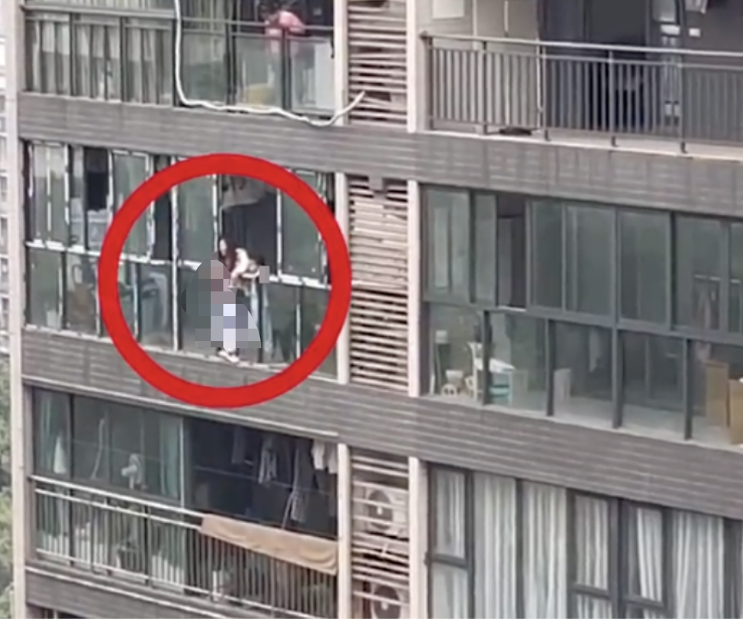 重庆女子从22楼摔死3岁儿后续，更多细节披露，婆婆受人质疑（视频/组图） - 4