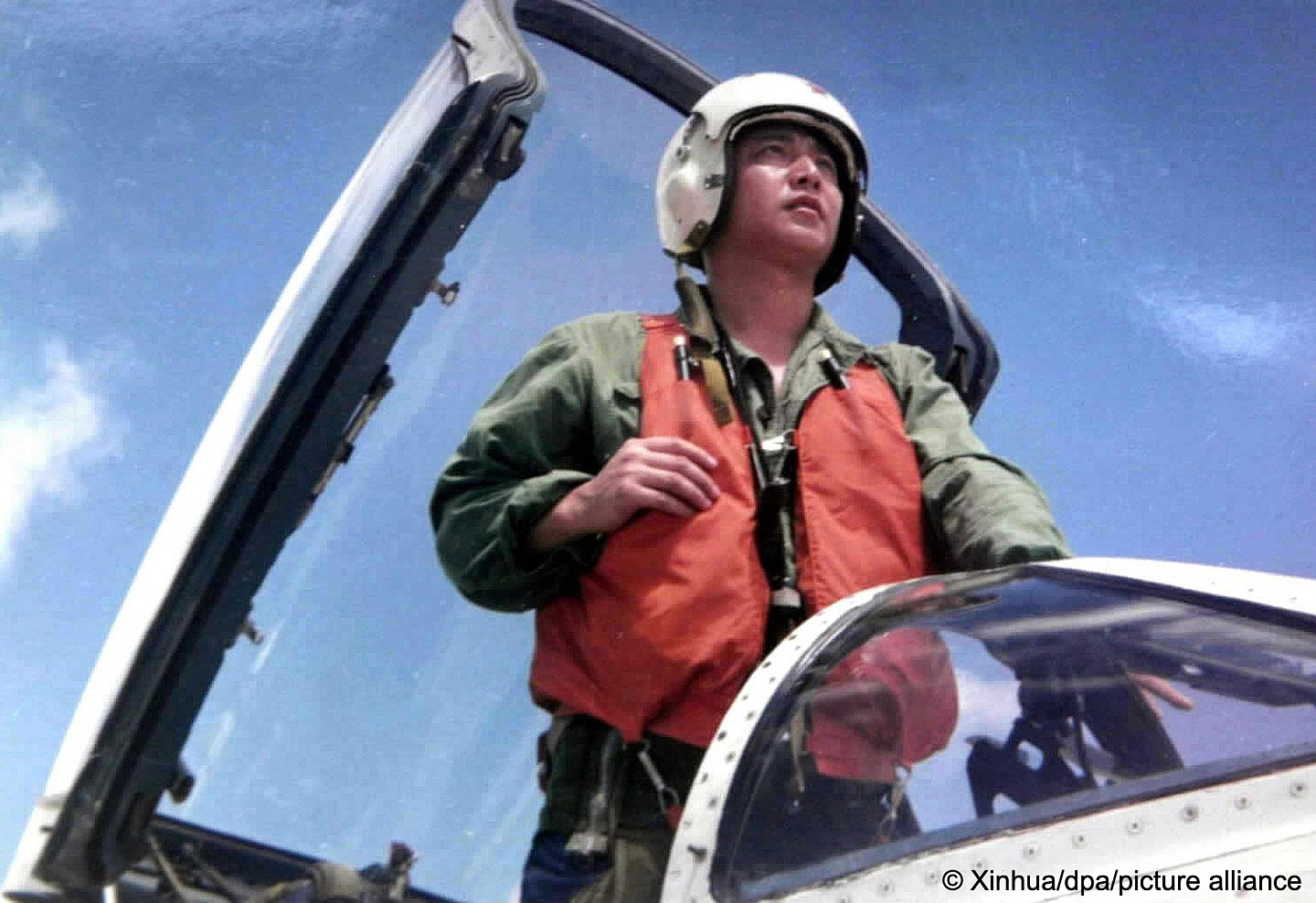 中国媒体高调纪念2001年中美撞机事件飞行员王伟（图） - 1