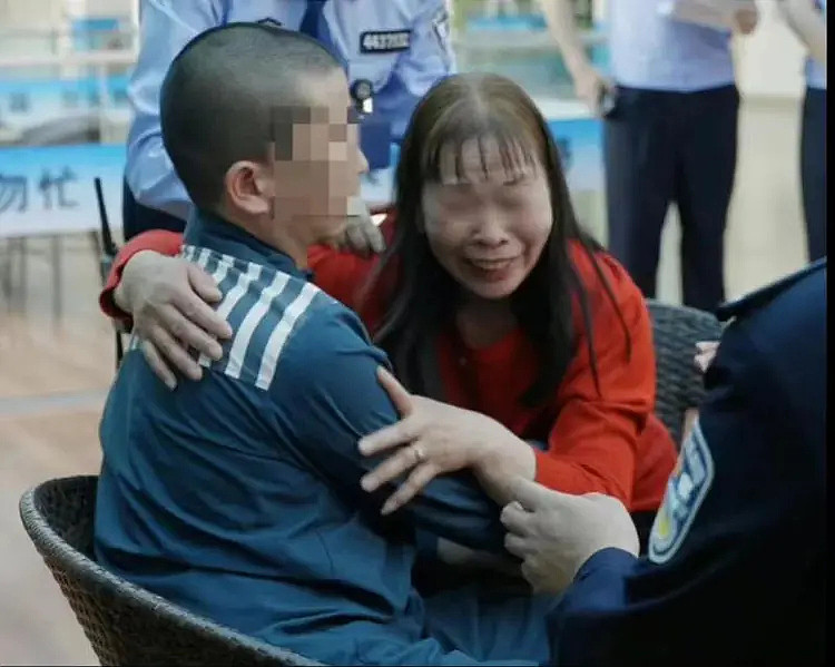 男子与父母失散25年后在广东监狱认亲！狱警帮其拍摄全家福（组图） - 3