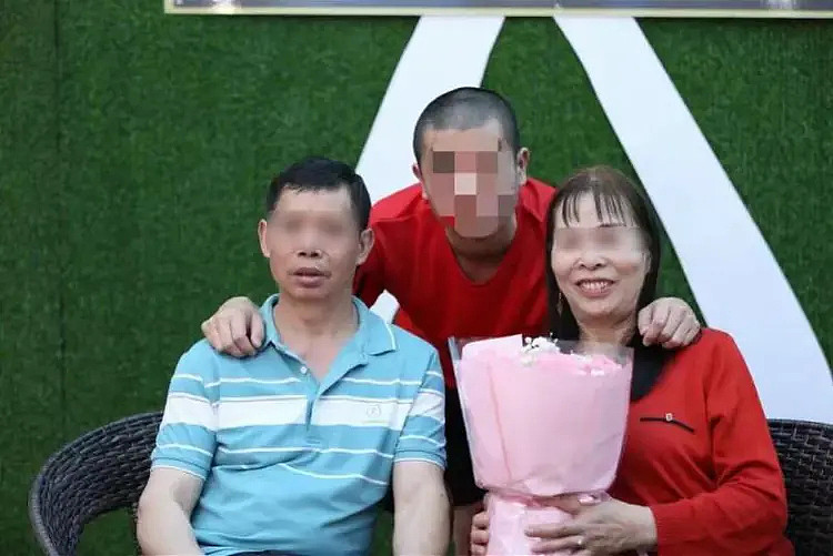 男子与父母失散25年后在广东监狱认亲！狱警帮其拍摄全家福（组图） - 1