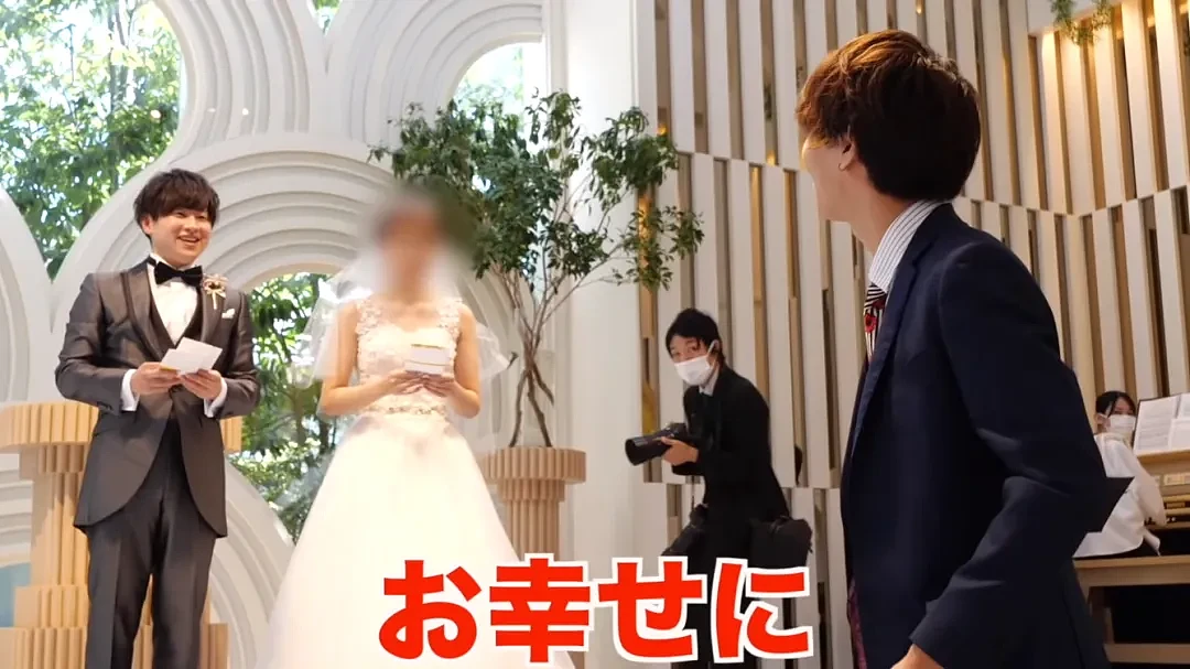 日本新人结婚亲亲的瞬间，一小哥突然闯入大喊：等一下！接下来的操作震惊全场…（组图） - 23