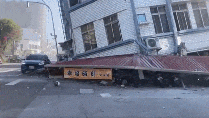 台湾花莲发生7.3级地震！大楼倒塌、山崩、公路塌方...上海也有震感（组图） - 20