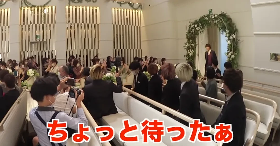 日本新人结婚亲亲的瞬间，一小哥突然闯入大喊：等一下！接下来的操作震惊全场…（组图） - 1