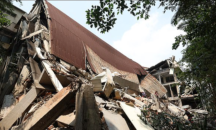 1020死伤！ 台湾7.2级强震“堪比32颗原子弹“ 引发海啸，大楼坍陷巨石砸死人（组图） - 30
