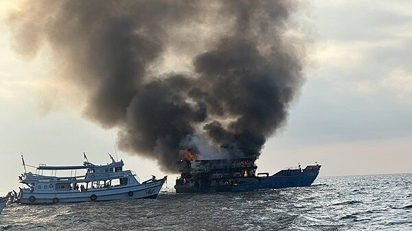 泰国搭载超百人游船起火，有乘客跳海（组图） - 1