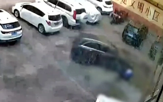 山西一奔驰车主被曝2次碾压儿童后驶离，警方回应（视频/图） - 1