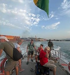 美澳8旅客非洲小岛观光迟到，邮轮船长狠心直接开船，游客包括孕妇和老人（图） - 3