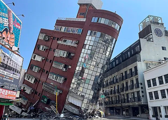 1020死伤！ 台湾7.2级强震“堪比32颗原子弹“ 引发海啸，大楼坍陷巨石砸死人（组图） - 10