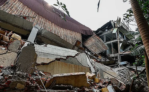1020死伤！ 台湾7.2级强震“堪比32颗原子弹“ 引发海啸，大楼坍陷巨石砸死人（组图） - 1