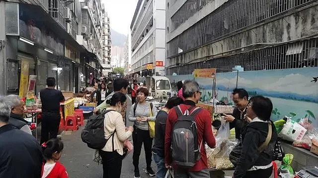 港人北上购物太疯狂！香港老人拖车北上买菜：连一块姜都去深圳买（组图） - 3