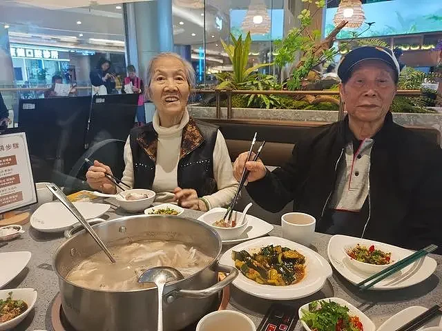 港人北上购物太疯狂！香港老人拖车北上买菜：连一块姜都去深圳买（组图） - 5