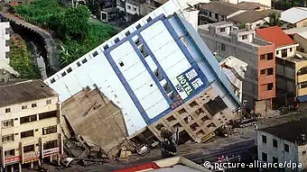 台湾强震致9死1011伤，中方愿帮救灾，网民：请派解放军（组图） - 3