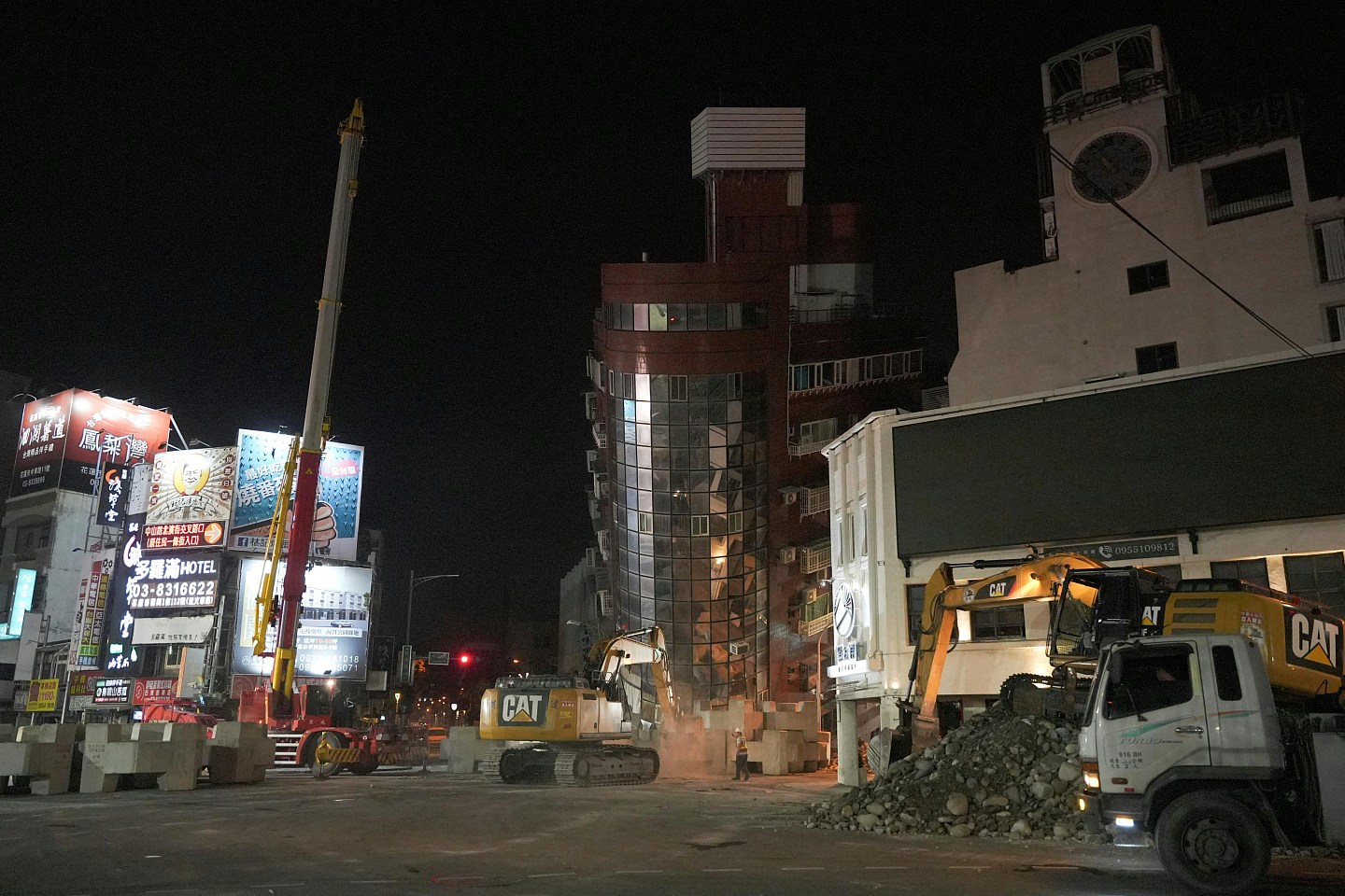 台湾深夜再有5.1级地震！全台9死逾千伤！倾斜大楼连夜拆除（组图） - 4