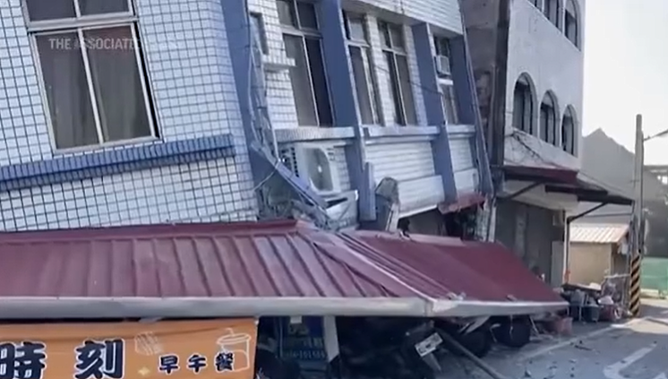 1020死伤！ 台湾7.2级强震“堪比32颗原子弹“ 引发海啸，大楼坍陷巨石砸死人（组图） - 22