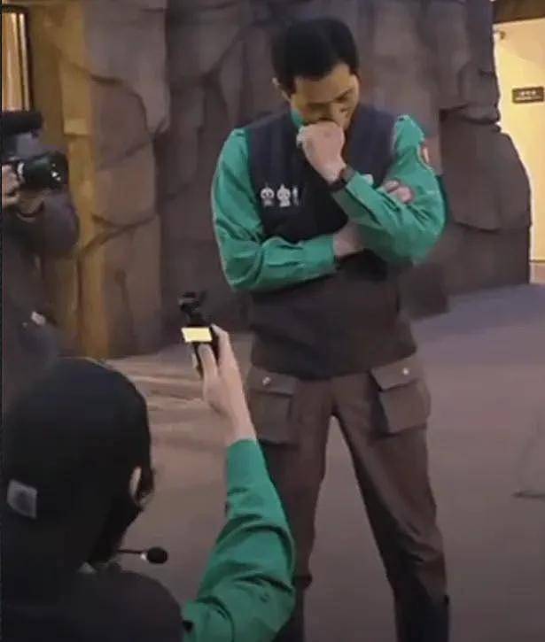 熊猫福宝韩国饲养员装哭惹群嘲，两个摄像师跟拍特写，比韩剧还假（组图） - 8