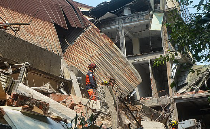 1020死伤！ 台湾7.2级强震“堪比32颗原子弹“ 引发海啸，大楼坍陷巨石砸死人（组图） - 36