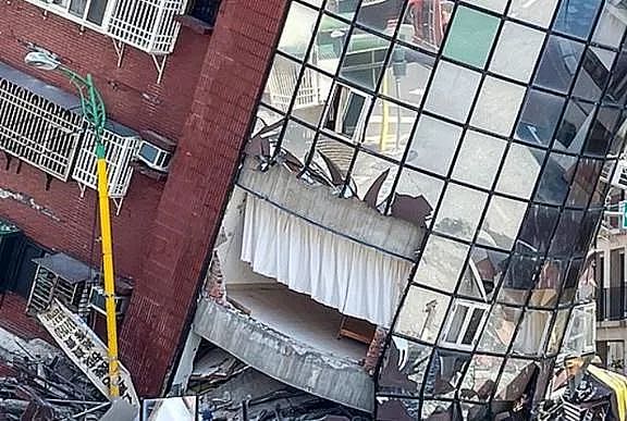 1020死伤！ 台湾7.2级强震“堪比32颗原子弹“ 引发海啸，大楼坍陷巨石砸死人（组图） - 11