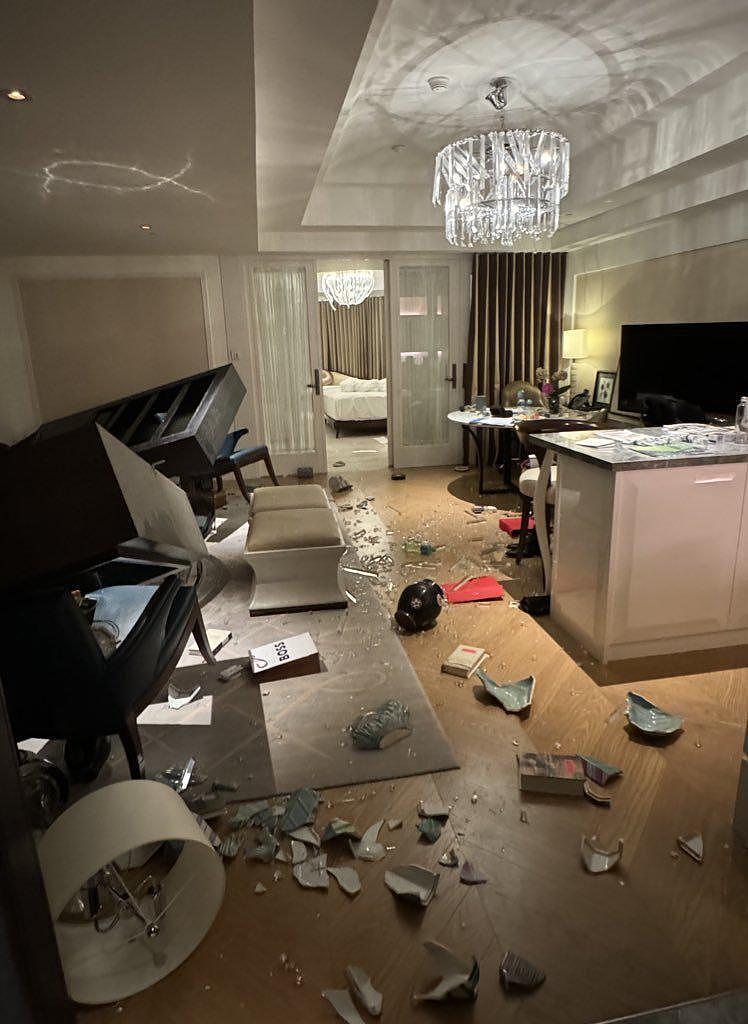美政界人士在台遭遇强震，饭店房间瓷器、玻璃碎一地，书柜应声倒下（图） - 1