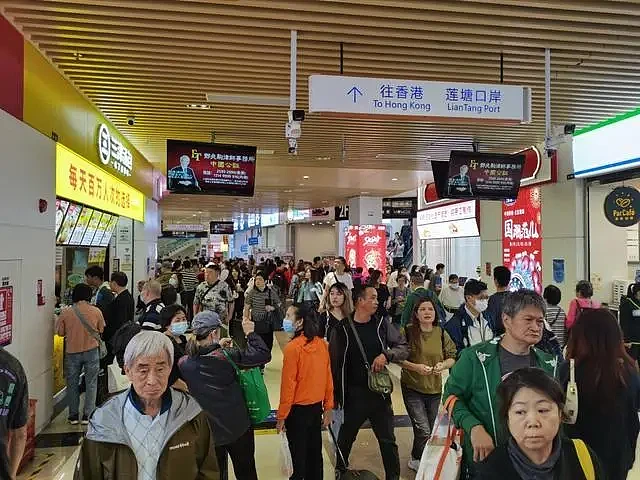 港人北上购物太疯狂！香港老人拖车北上买菜：连一块姜都去深圳买（组图） - 9