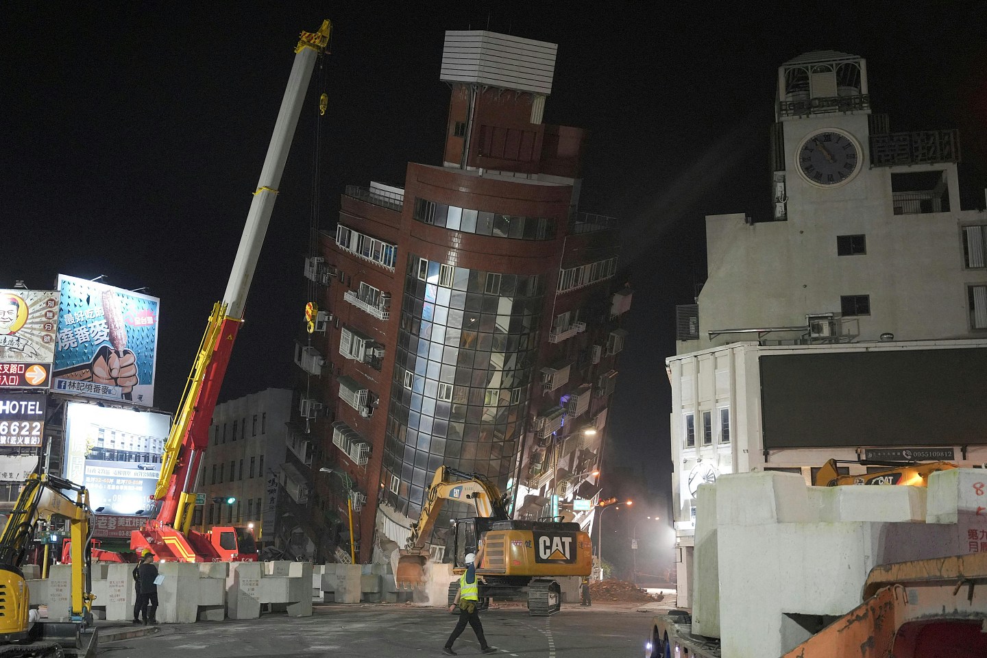 台湾深夜再有5.1级地震！全台9死逾千伤！倾斜大楼连夜拆除（组图） - 3