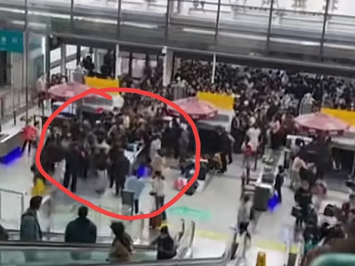 上海火车站遭旅客集体冲卡，铁路方紧急发文，网友炸锅（视频/组图） - 2