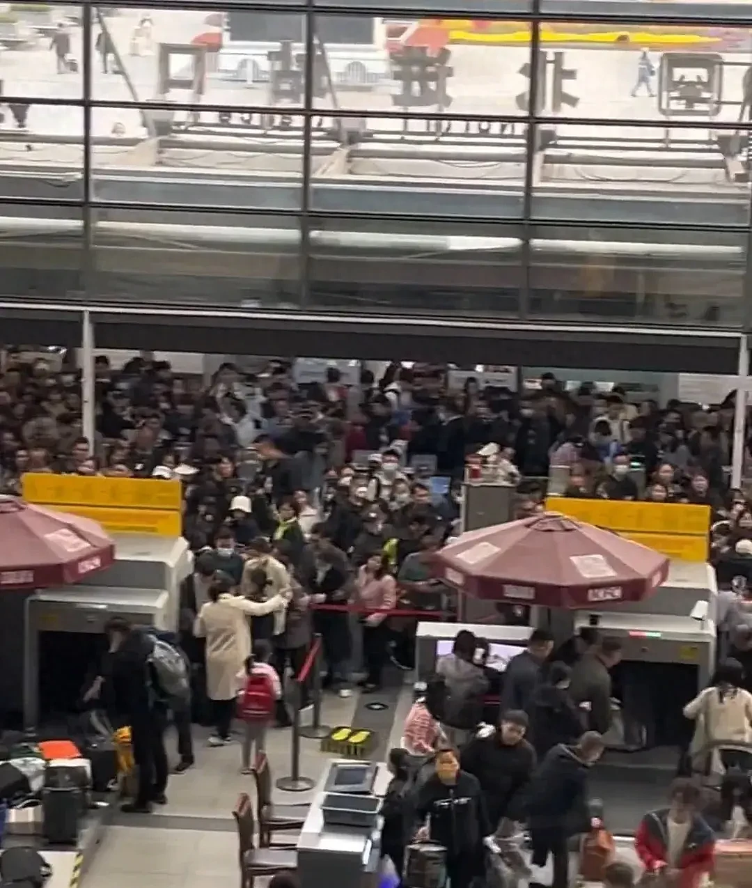 上海火车站遭旅客集体冲卡，铁路方紧急发文，网友炸锅（视频/组图） - 1