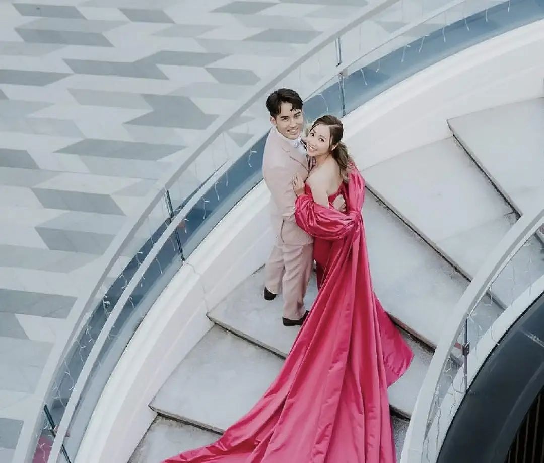 晒照宣布结婚！34岁TVB童星穿桃红色礼服晒事业线，结束11年爱情长跑（组图） - 4