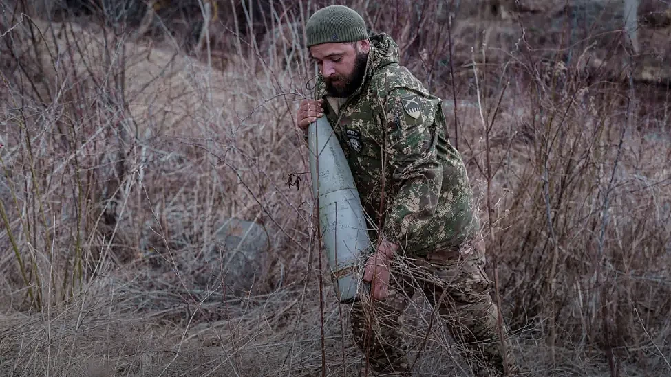 弹药短缺，乌军强迫士兵在沼泽里寻找未爆炮弹（图） - 1