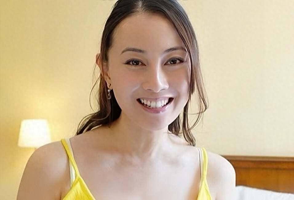 香港女星袁嘉敏被迫走光，穿紧身裙上围太丰满，不慎挤出白色内衣（组图） - 1
