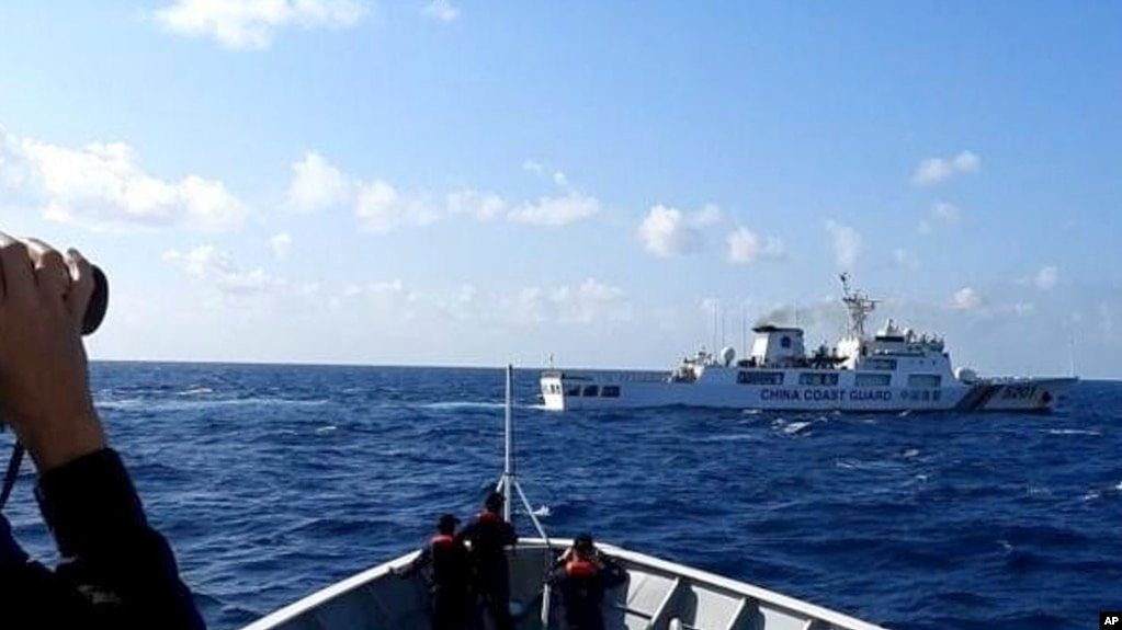 美日澳菲南中国海联合演习前夕，中国海警船又在争议海域“骚扰”菲渔船（图） - 1