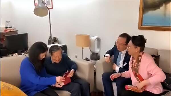 102岁杨振宁跟娇妻及岳母听剧，豪宅内景曝光（组图） - 2