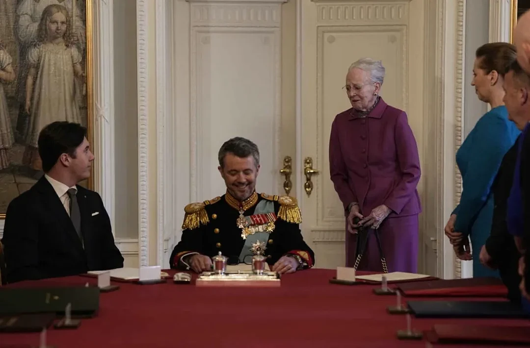 丹麦新国王被讽是“度假之王”，因频休假被批上热搜，84岁玛女王为儿退位终究是白忙一场 - 7