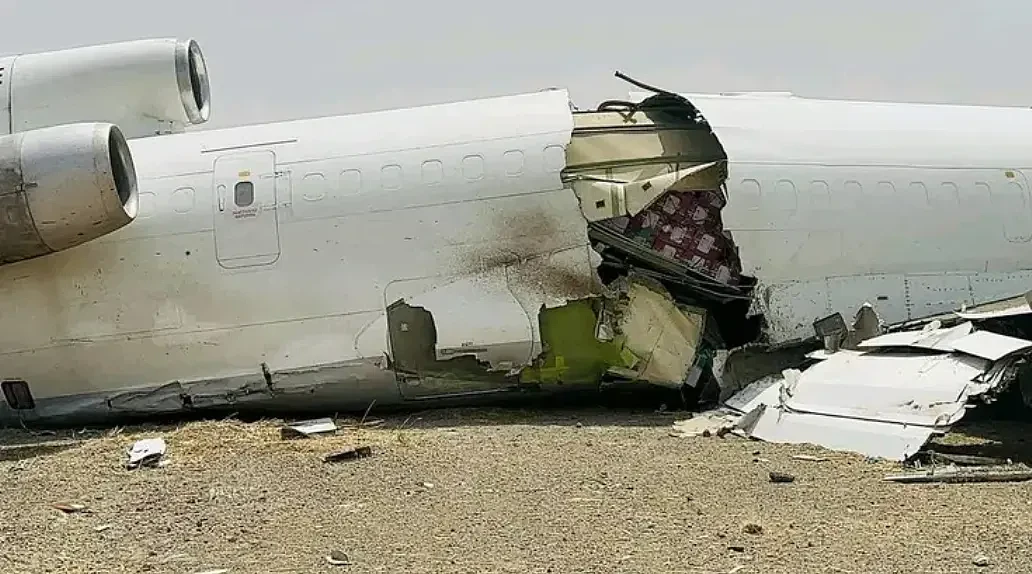 波音客机又双叒叕出事！737引擎盖空中解体，727坠毁断成两截冲出跑道（组图） - 14