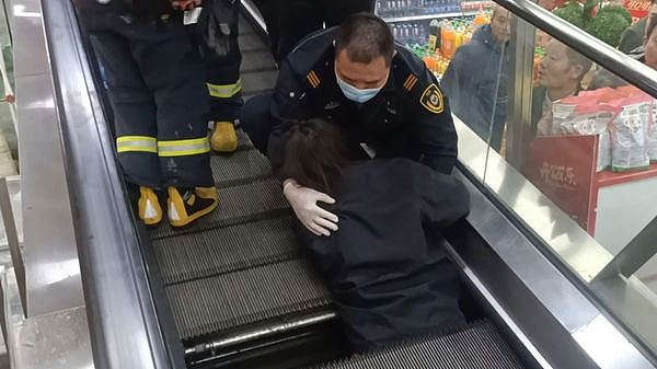 上海女遭超市扶手电梯卷入重伤！丈夫：骨头外露，皮和肌肉被扯下（组图） - 4