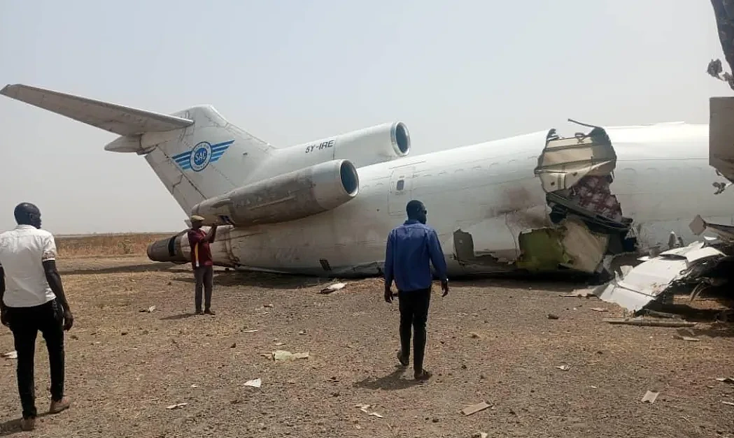 波音客机又双叒叕出事！737引擎盖空中解体，727坠毁断成两截冲出跑道（组图） - 16
