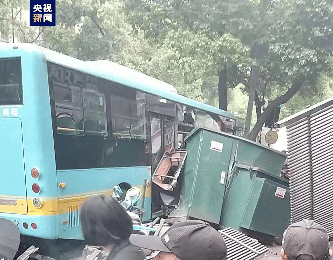 3死7伤！江西南昌一公交车突然冲入人群，现场惨不忍睹（视频/组图） - 1
