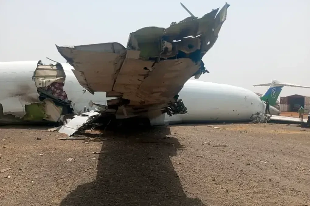 波音客机又双叒叕出事！737引擎盖空中解体，727坠毁断成两截冲出跑道（组图） - 15