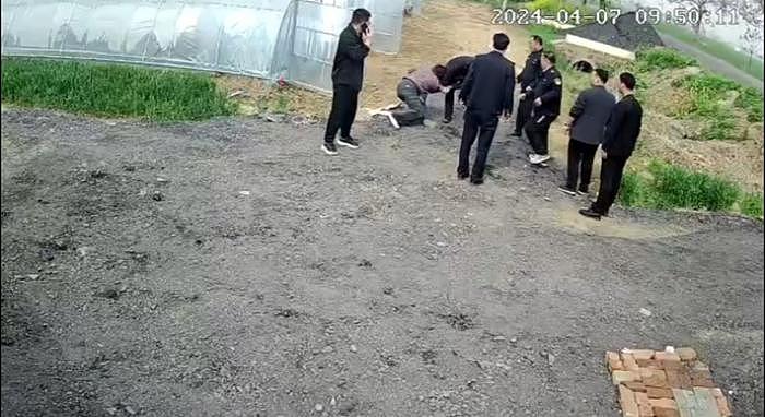 河南多名执法人员群殴一名妇女，官方：方法欠妥（视频/组图） - 1