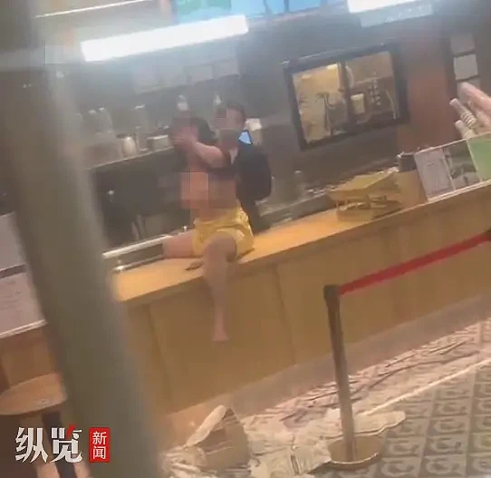 重庆一女子在奶茶店脱光上衣，警方：疑似精神疾病（图） - 1