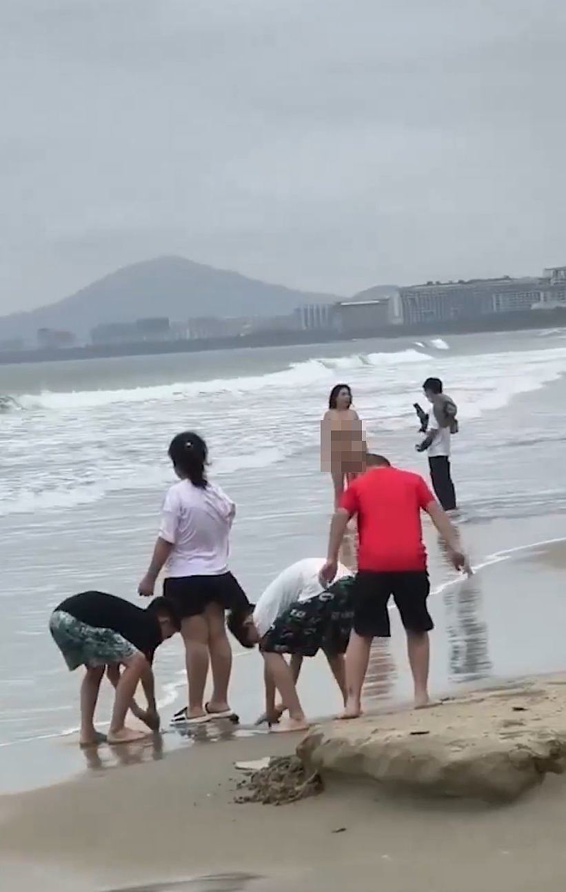 海南长发女“三点全露”沙滩拍裸照影片疯传，一旁有儿童玩耍（组图） - 2