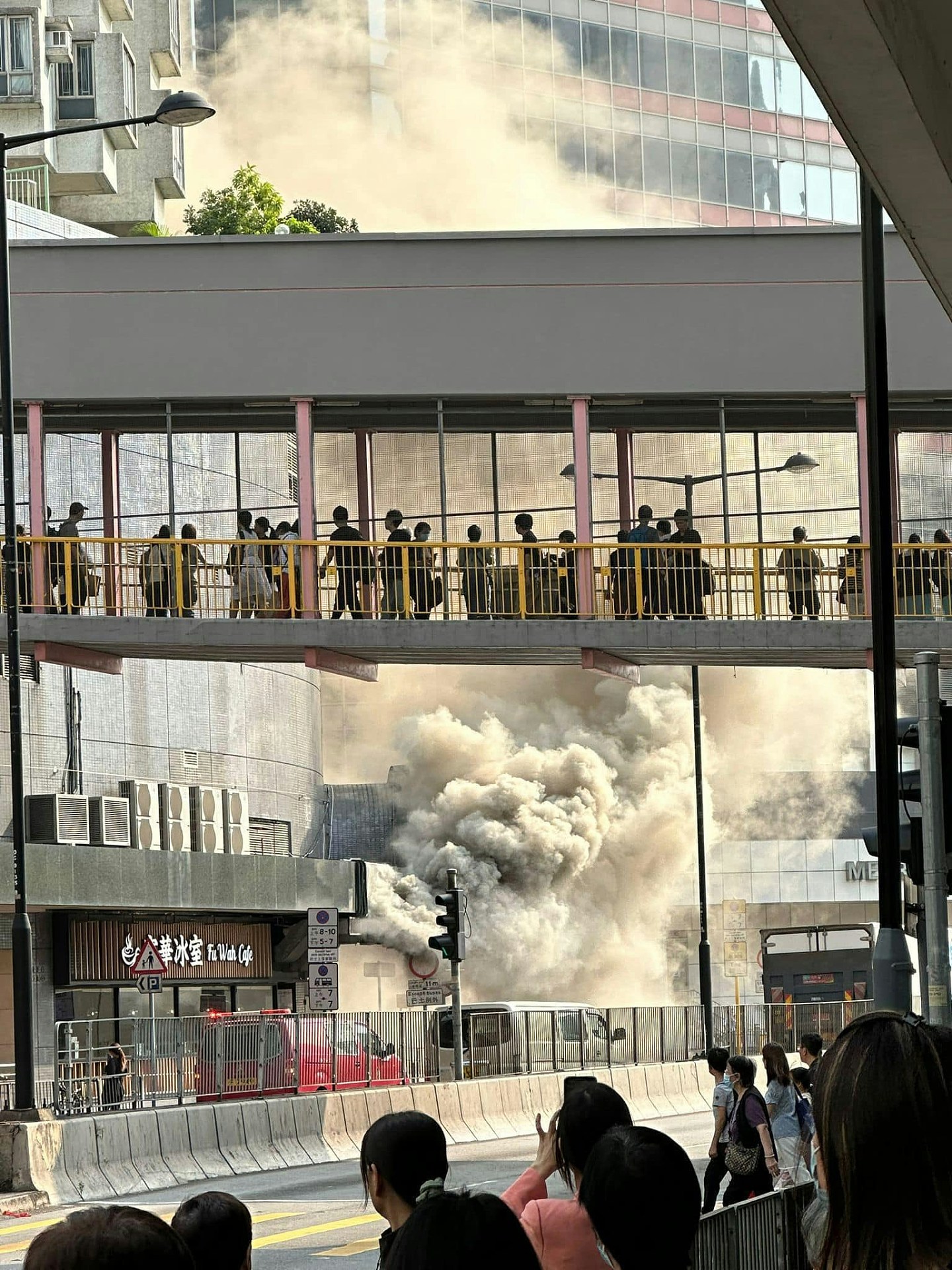 香港葵涌广场茶餐厅起火！大量浓烟席卷半空（组图） - 2