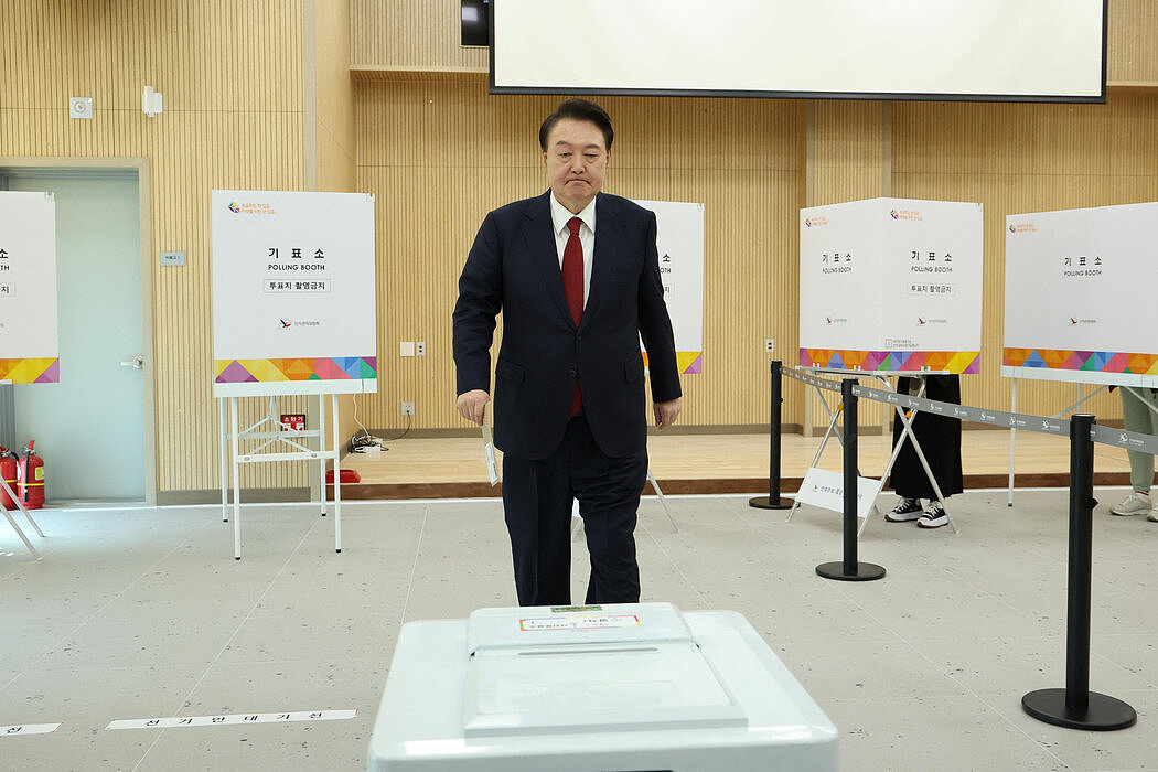 对尹锡悦的“审判”：韩国执政党在国会选举中惨败（组图） - 1