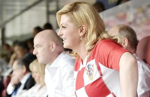 克罗地亚美女总统，身材傲人被喷胸大，做出六大惊世举动，爱足球（组图） - 11